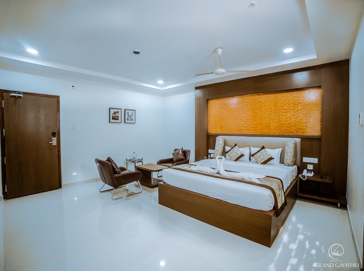 Hotel Grand Gayathri Khammam المظهر الخارجي الصورة